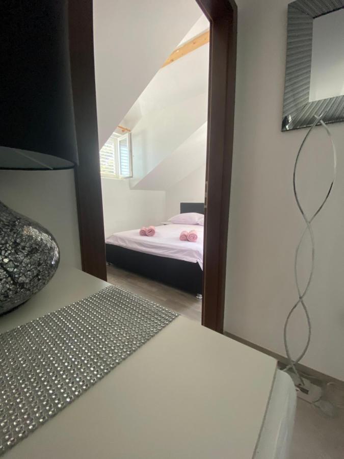Guesthouse Ruza Sobra Apartments In The Attic Of The House Eksteriør billede
