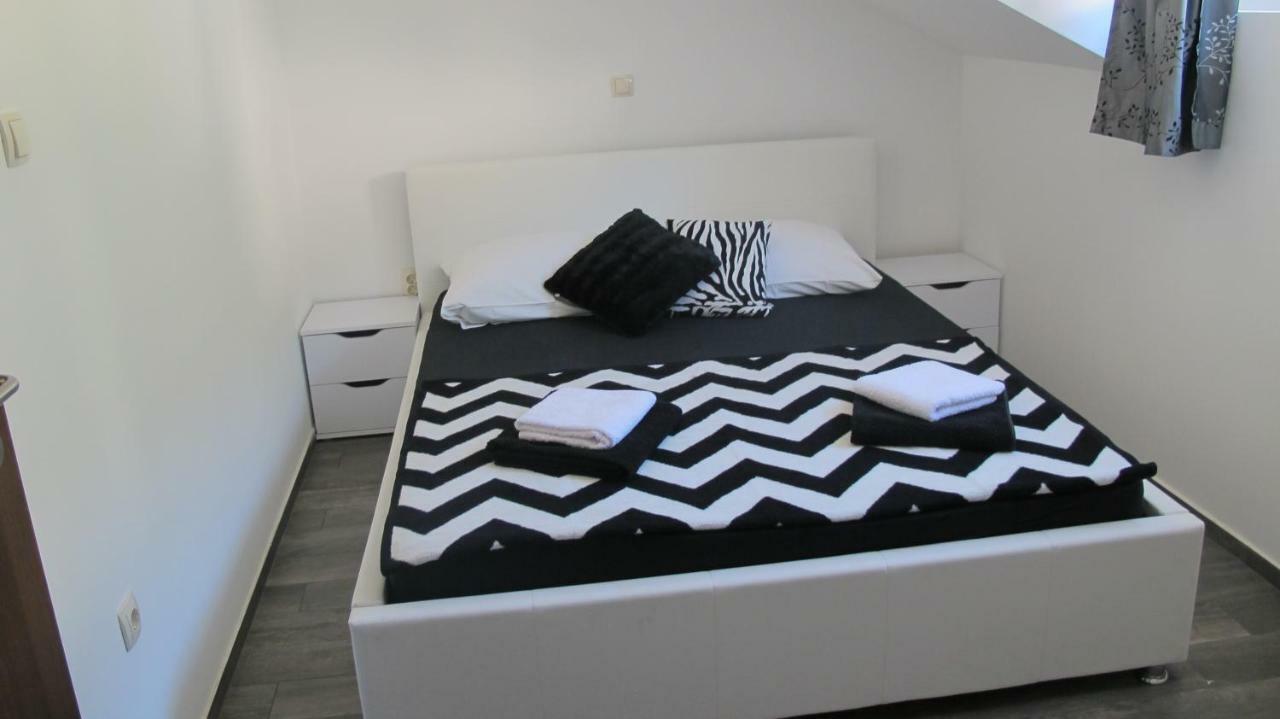 Guesthouse Ruza Sobra Apartments In The Attic Of The House Eksteriør billede